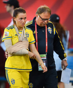 Sveriges Emilia Appelqvist har armen i bandage och mitella.