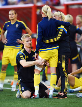 Sveriges Caroline Seger får sitt lår lindat