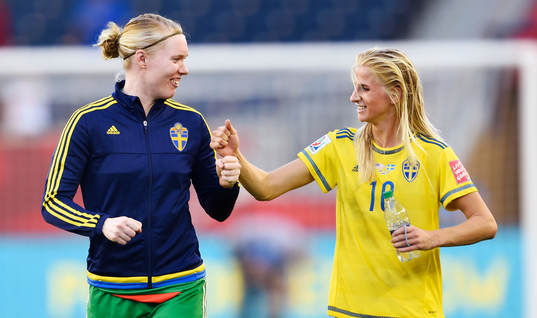 Sveriges målvakt Hedvig Lindahl och Sofia Jakobsson