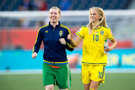 Sveriges målvakt Hedvig Lindahl och Sofia Jakobsson jublar
