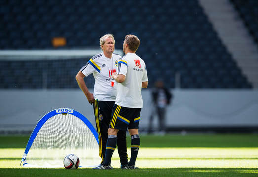 Förbundskapten Erik Hamrén i samtal med players manager