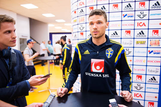 Marcus Berg pratar med media