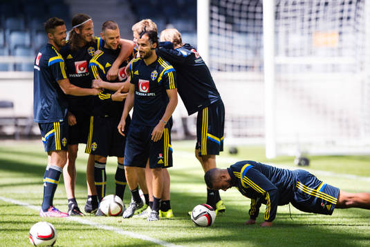 Isaac Kiese Thelin får göra armhävningar