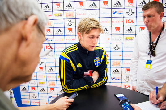 Emil Forsberg talar med media