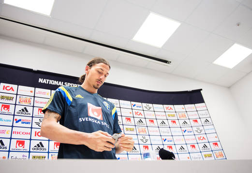 Zlatan Ibrahimovic kollar på sin mobiltelefon på en