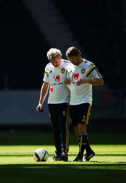 Förbundskapten Erik Hamrén i samtal med players manager