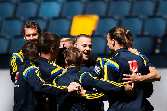 Alexander Milosevic med lagkamrater i en gruppkram