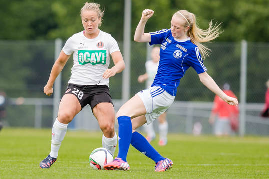 Hittarps Marielle Karlsson i närkamp om bollen med