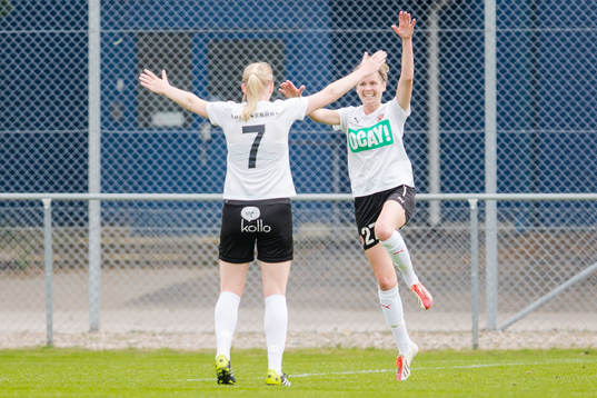 Hittarps Hanna Albinsson, med ryggen år kameran, firar