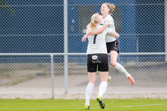Hittarps Hanna Albinsson, med ryggen år kameran, firar