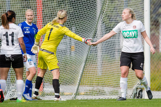 Hittarps  målvakt Maria Edman Falke tackar lagkamraten