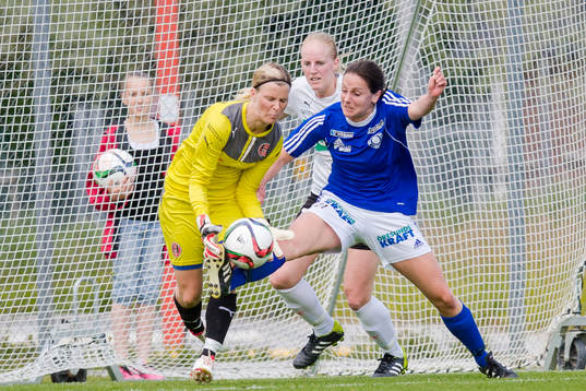 Hittarps  målvakt Maria Edman Falke fångar bollen