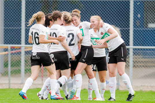 Hittarps spelare firar Lina Larssons mål