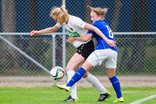 Hittarps Hanna Albinsson försöker ta sig förbi Stattenas