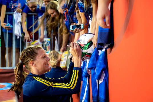 Sveriges Lotta Schelin skriver autografer