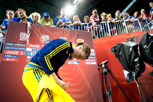 Sveriges Lotta Schelin skriver autografer