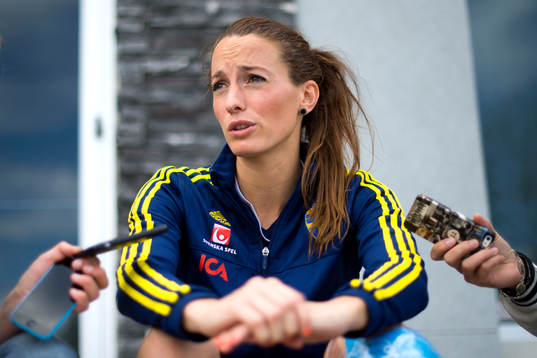 Sveriges Kosovare Asllani blir intervjuad