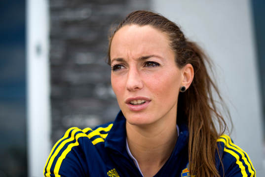 Sveriges Kosovare Asllani blir intervjuad