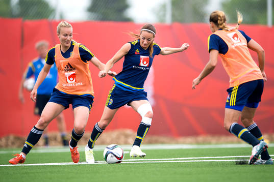 Sveriges Emma Lund och Kosovare Asllani