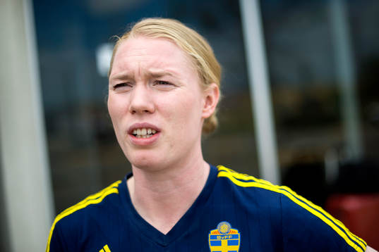 Sveriges målvakt Hedvig Lindahl blir intervjuad
