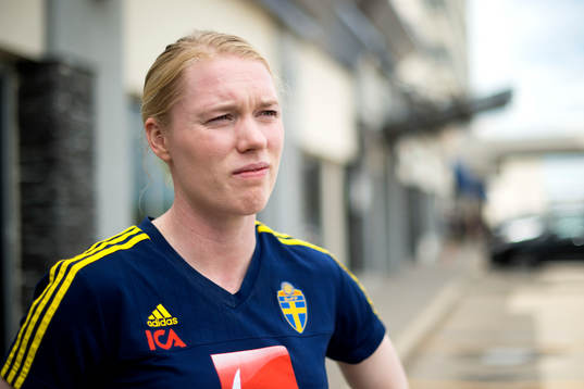Sveriges målvakt Hedvig Lindahl blir intervjuad