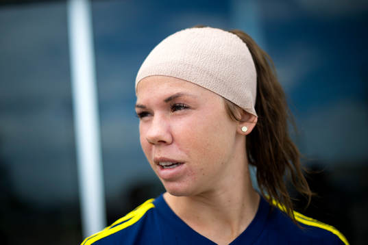 Sveriges Lotta Schelin blir intervjuad