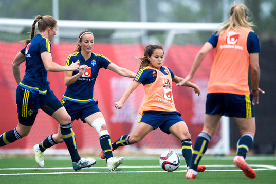 Sveriges Kosovare Asllani och Malin Diaz Pettersson