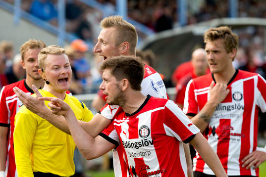 Domaren Fredrik Klitte och spelare från Höllviken