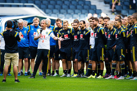 Förbundskapten Erik Hamrén och hans spelare spelar in en