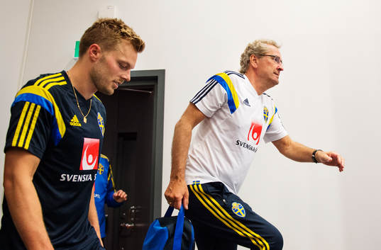 Sebastian Larsson och förbundskapten Erik Hamrén på väg