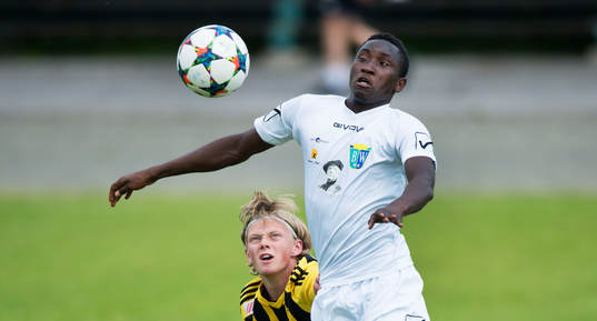 s Mamudu Moro tar ner bollen i matchen i division 2 mellan
