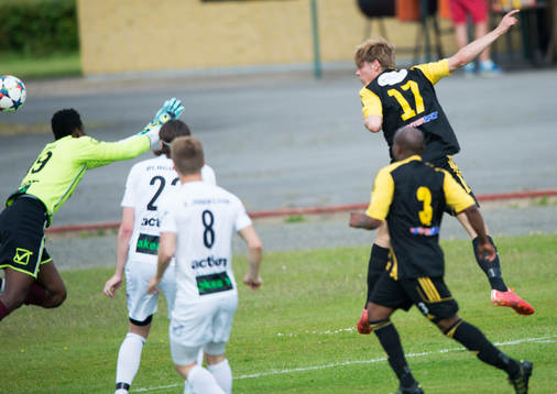 IFK Hässleholms Filip Ranmo nickar in 1-0 i matchen i