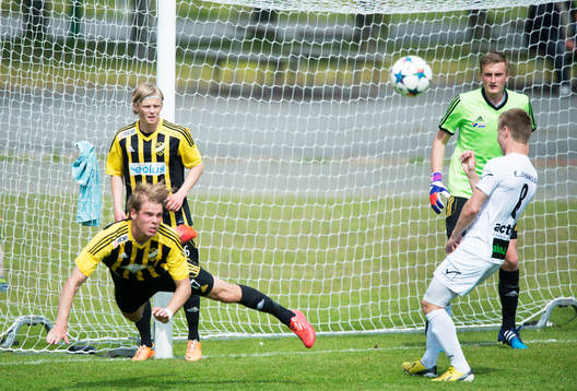 IFK Hässleholms Filip Ranmo nickar undan i matchen i
