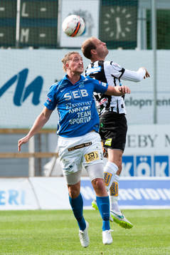 Norrbys Marcus Översjö i nickduell med Landskronas Mikael