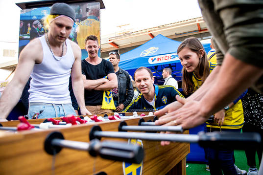 Jonas Eriksson dömer fussball-matcherna i Fan Zone