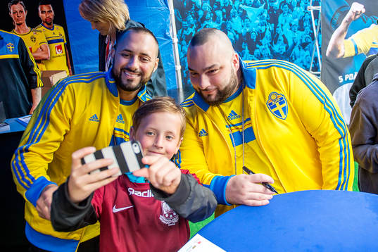 Medina skriver autografer och fotograferar sig med fansen