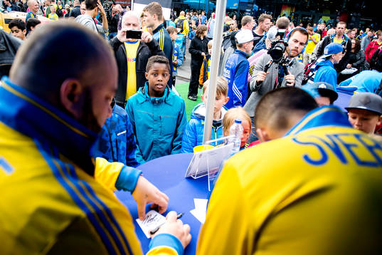 Medina skriver autografer och fotograferar sig med fansen