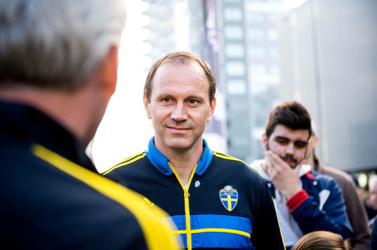 Håkan Sjöstrand svarar på frågor i Fan Zone med Jonas