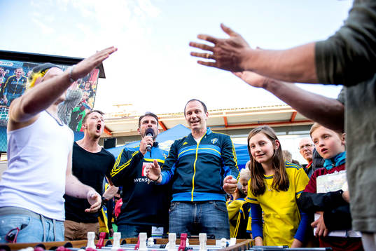 Jonas Eriksson dömer fussball-matcherna i Fan Zone