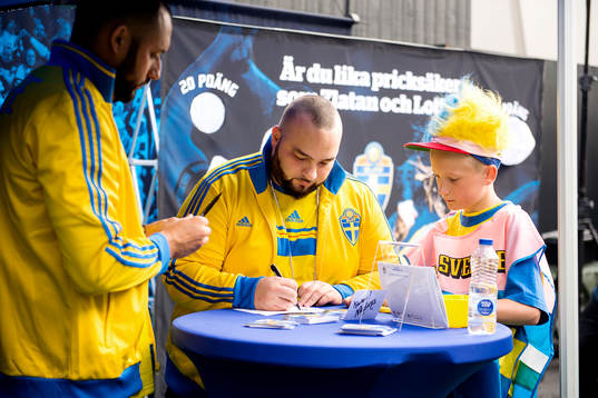 Medina skriver autografer och fotograferar sig med fansen