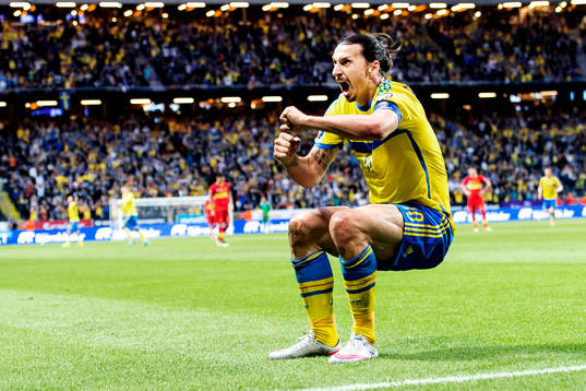 Sveriges Zlatan Ibrahimovic jublar och gör en