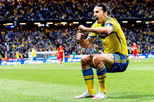 Sveriges Zlatan Ibrahimovic jublar och gör en