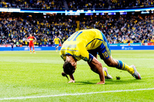 Sveriges Zlatan Ibrahimovic jublar och gör en