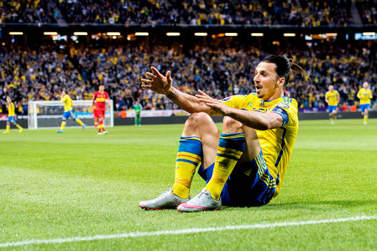 Sveriges Zlatan Ibrahimovic jublar och gör en