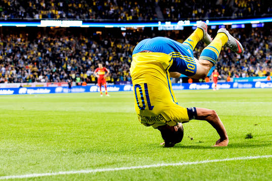 Sveriges Zlatan Ibrahimovic jublar och gör en