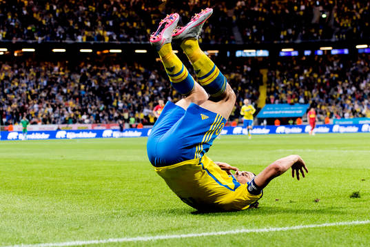 Sveriges Zlatan Ibrahimovic jublar och gör en