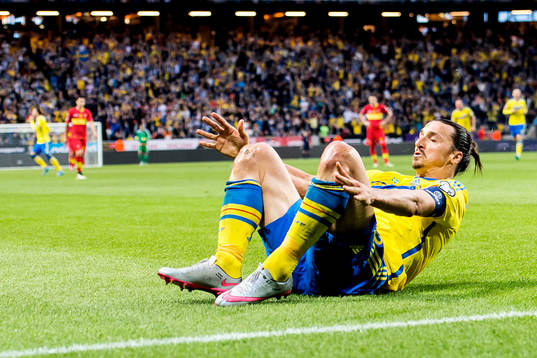 Sveriges Zlatan Ibrahimovic jublar och gör en