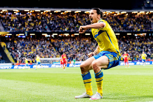 Sveriges Zlatan Ibrahimovic jublar och gör en