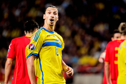 Sveriges Zlatan Ibrahimovic blir irriterad på domaren