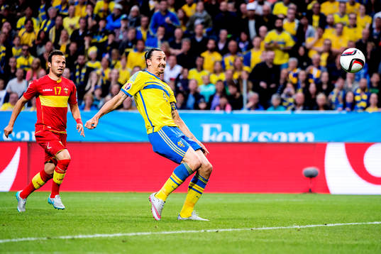 Montenegros Elsad Zverotic och Sveriges Zlatan Ibrahimovic